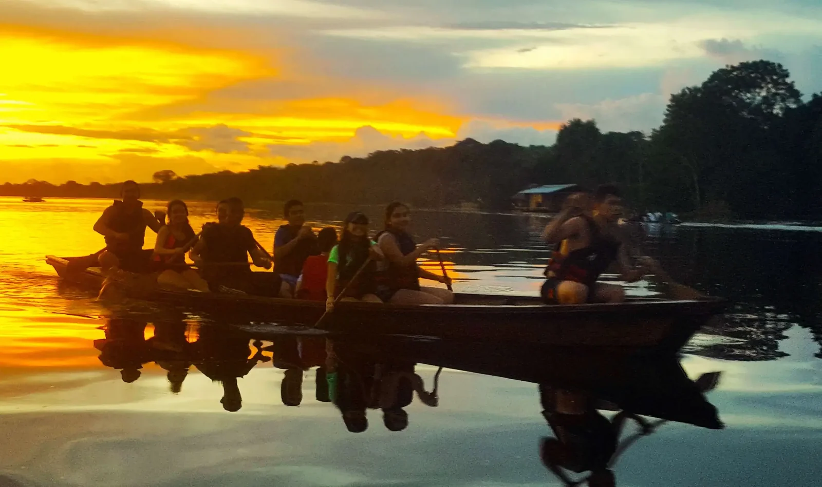 Colegio Granadino — Canotaje en el Río Loretoyacu
