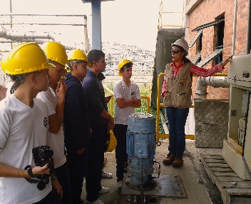 Salida pedagógica — Procesos industriales con casco de seguridad