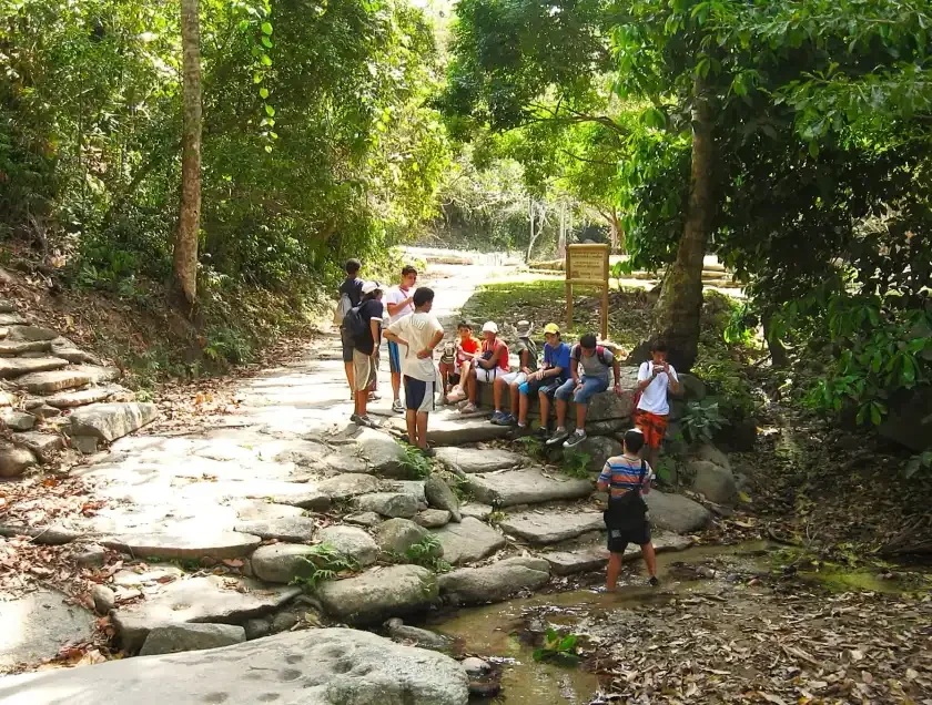 Colegio Bennett — Pueblito Chairama en el Parque Tayrona