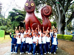 Colegio Pedro Morales — Monumento El Gato del Río