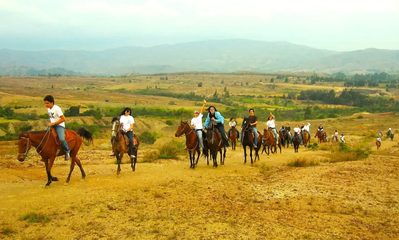 Colegio Colombo Británico — Cabalgata a Pozos Azules en Villa de Leyva