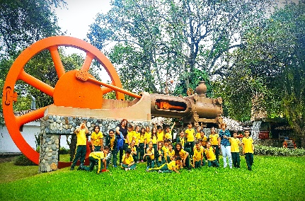 Salida pedagógica — Grupo en escalinatas del recorrido