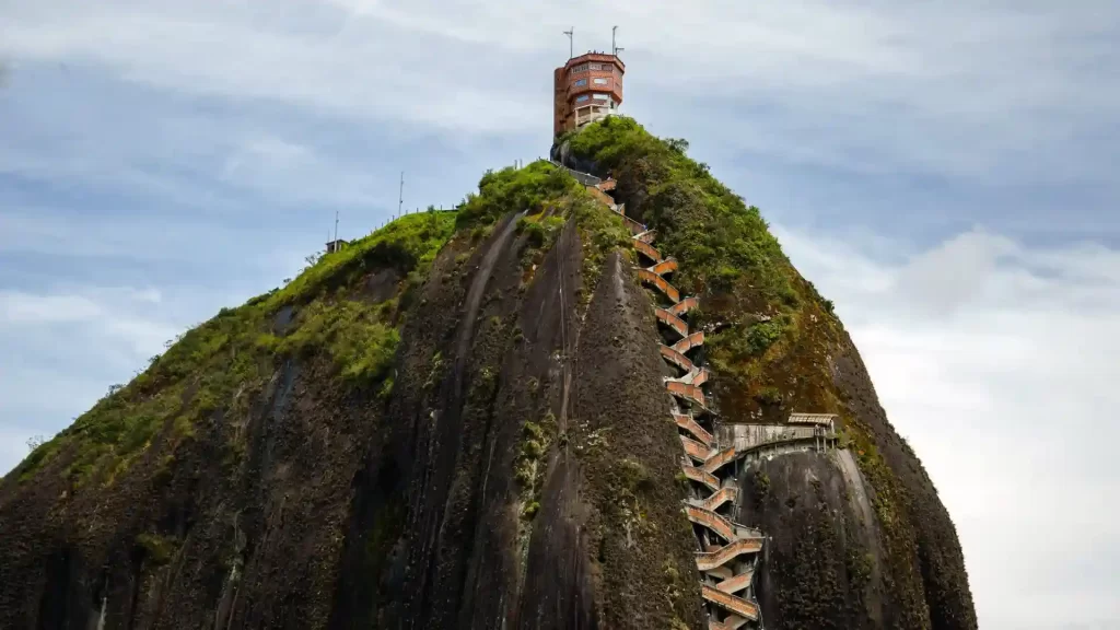 Visita El Peñol en Antioquia, Colombia, y resuelve la duda de ¿qué hacer en Semana Santa? con logística profesional para 2027.