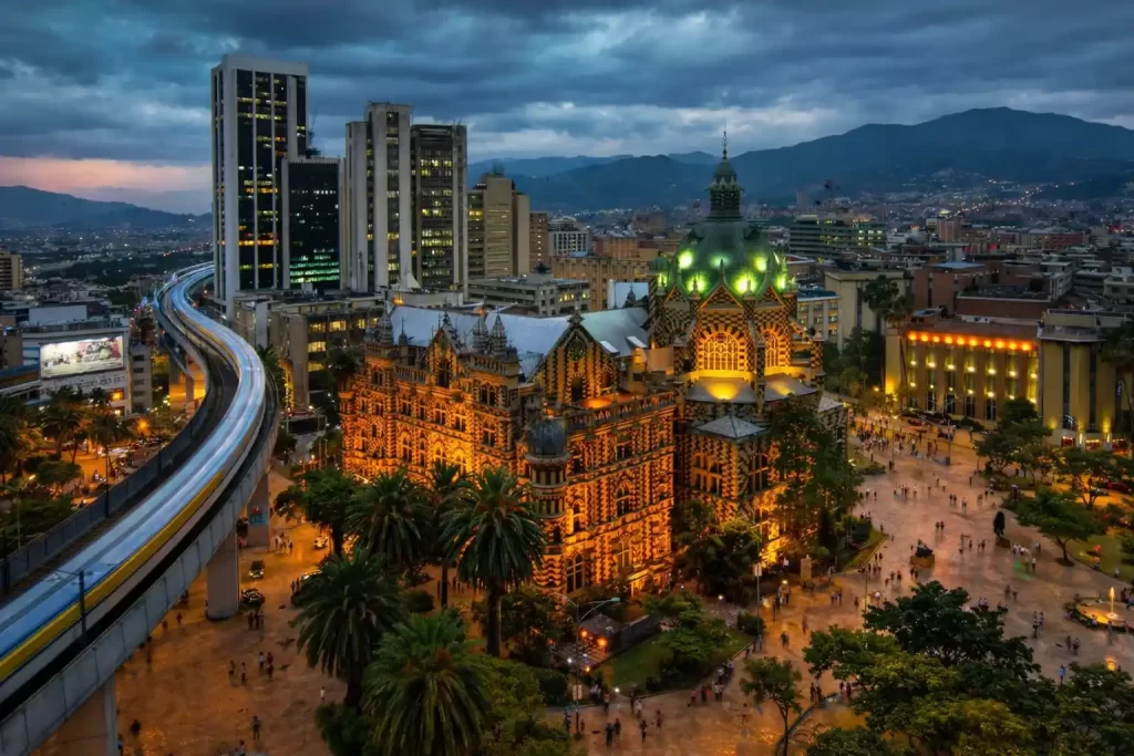 Tour por Medellín, uno de los mejores lugares para visitar en Colombia, con guías locales de Ecolombia Tours.