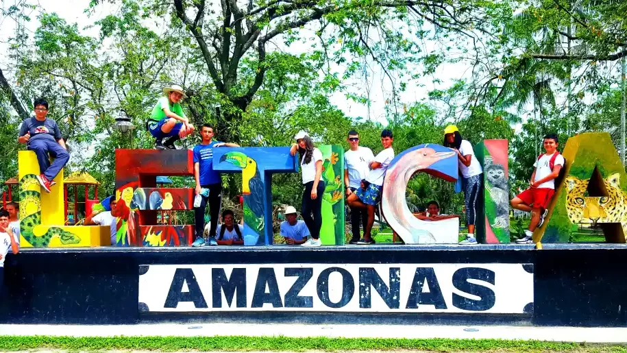 Comparamos Leticia vs Puerto Nariño vs Isla de los Micos para ayudarte a elegir la mejor base de servicios en tu viaje al Amazonas en 2027.