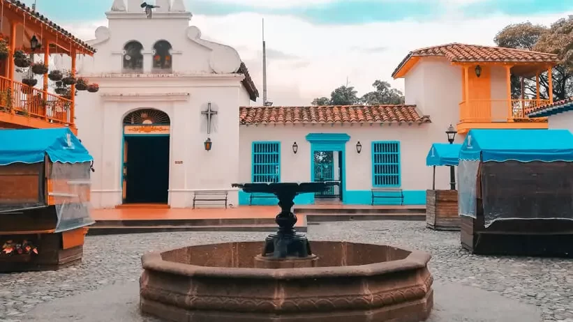 Análisis de la Región Amazonas vs Región Andina mostrando la riqueza arquitectónica y cultural de los pueblos de montaña colombianos.